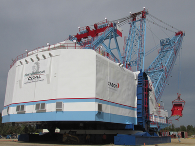 The revolving frame deck was expanded with transformer extensions on the left and right sides of the machine behind the propel girders, making the machine broader across the back.